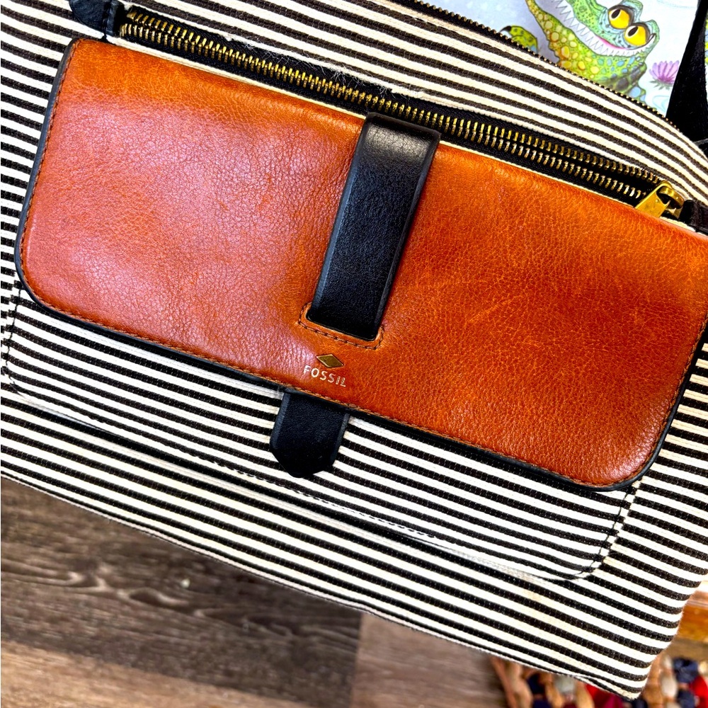 Like new authentic fossil purse. Beautiful leather